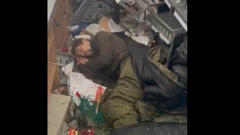 Soldat rus, găsit leșinat într-un magazin de băuturi, după ce a băut tot ce a dorit VIDEO