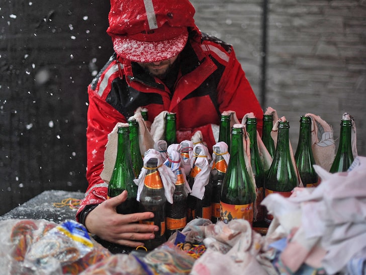 Fabrica de bere din Lvov produce acum cocktailuri Molotov și hrană pentru refugiaţi