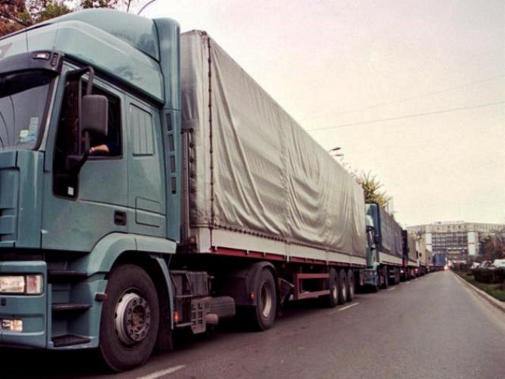 Transporturile care depăşesc greutatea maximă admisă distrug sistematic drumurile