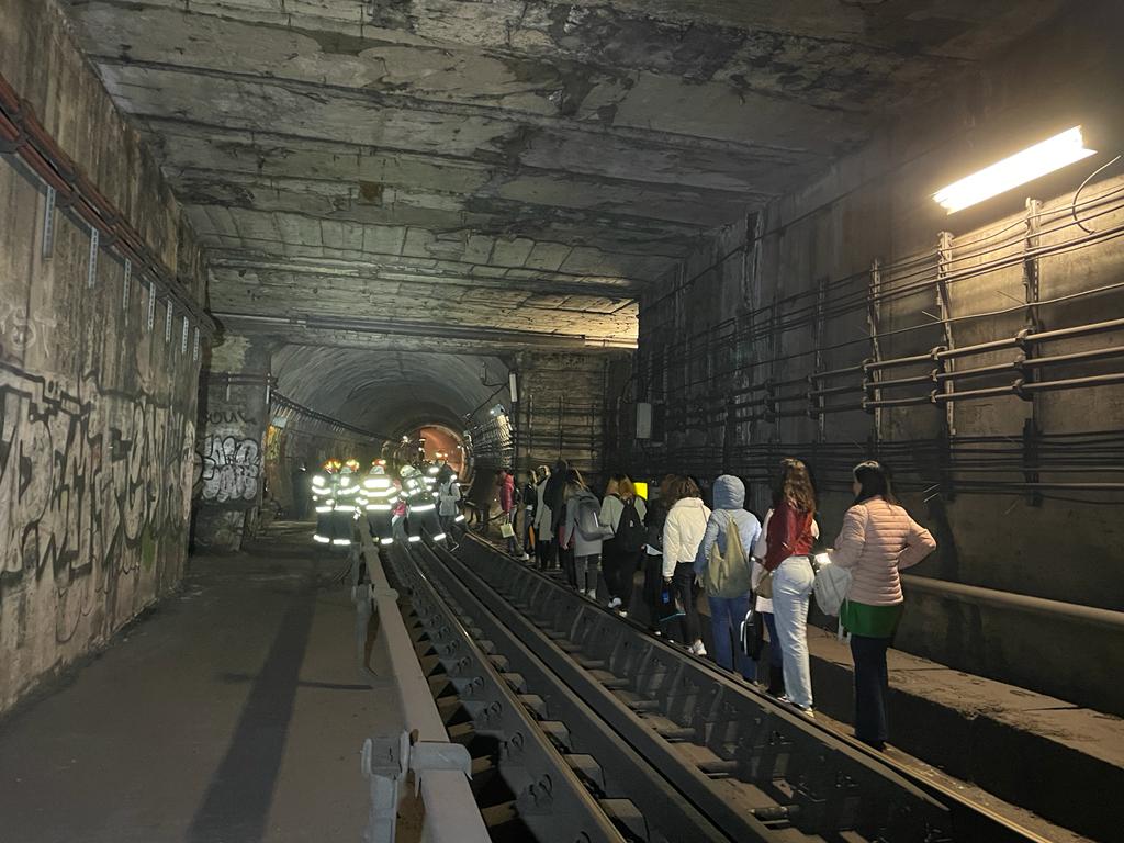 Probleme la metrou: 276 de persoane evacuate după ce o garnitură s-a oprit între stațiile Basarab și Grivița