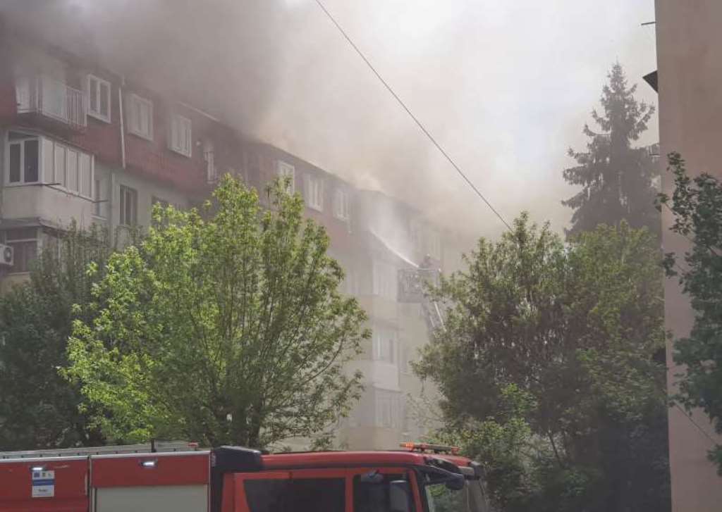 Incendiu la mansarda unui bloc din Rm. Vâlcea. Nu au fost victime