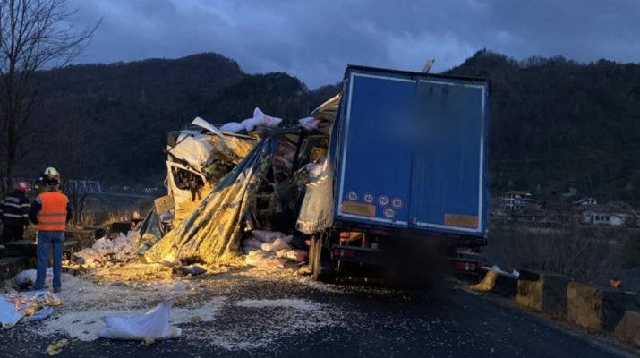 Vâlcea: Accident rutier pe DN 7, la Proeni; trafic blocat