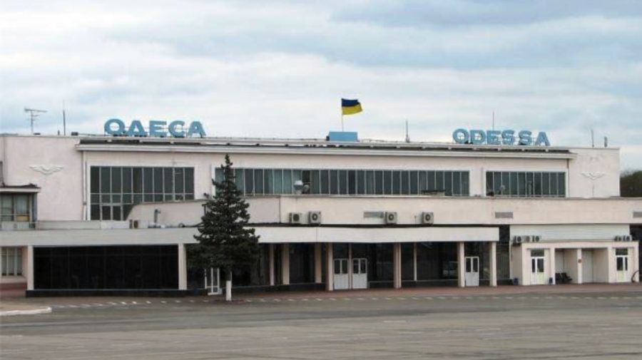 Aeroportul din Odesa, bombardat de ruși. Pista a fost distrusă