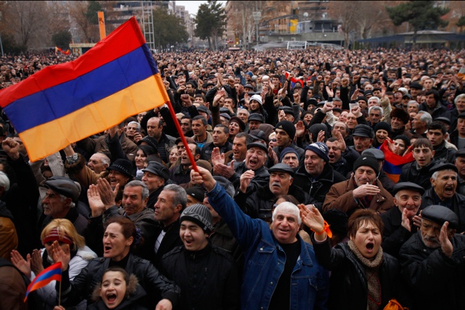 Pentru a avertiza guvernul: Mii de persoane au protestat în capitala Armeniei (VIDEO)