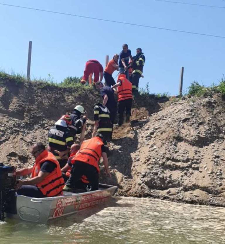 Vâlcea: Doi frați de 17 și 21 de an s-au înecat într-o baltă din apropierea barajului de la Ionești