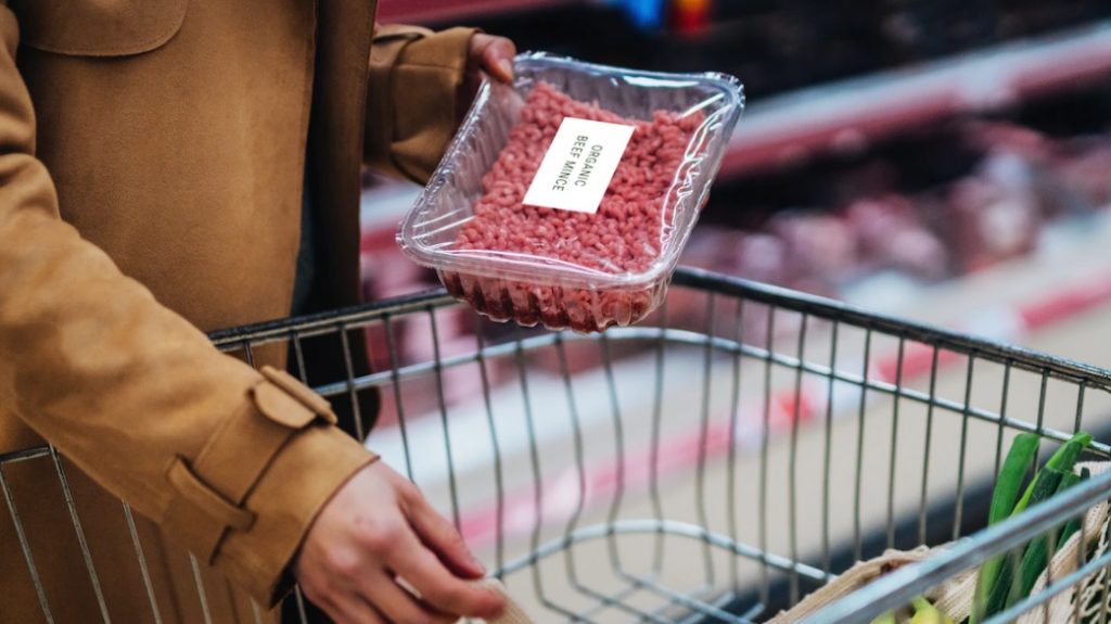 Nemții, sfătuiți să cumpere carne la ofertă și să o congeleze, după scumpirile recente