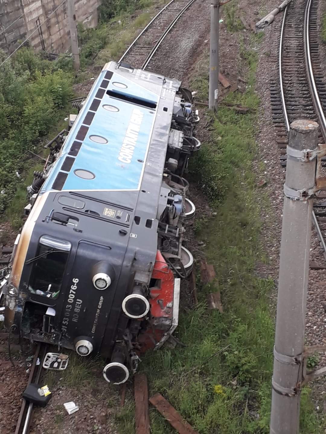Accident feroviar: O locomotivă s-a răsturnat, mecanicul a fost transportat la spital