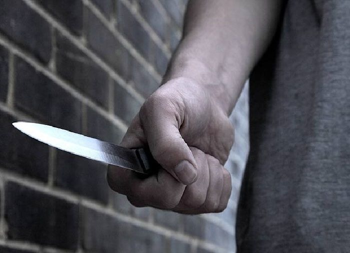 Un adolescent și-a denunțat tatăl la Poliție. Acesta își atacase soția cu un cuțit