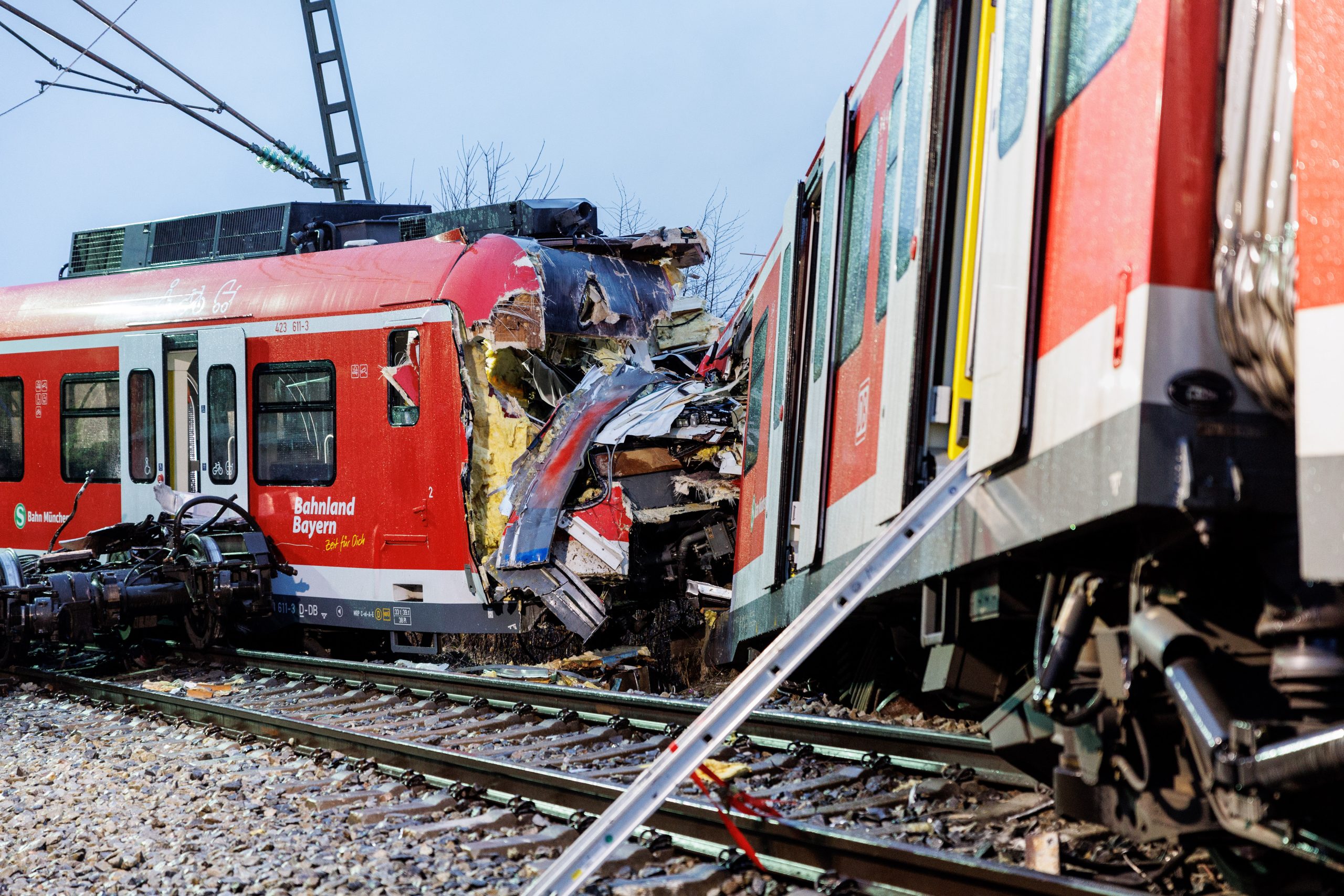 Cel puţin trei morţi şi 60 de răniţi într-un accident de tren