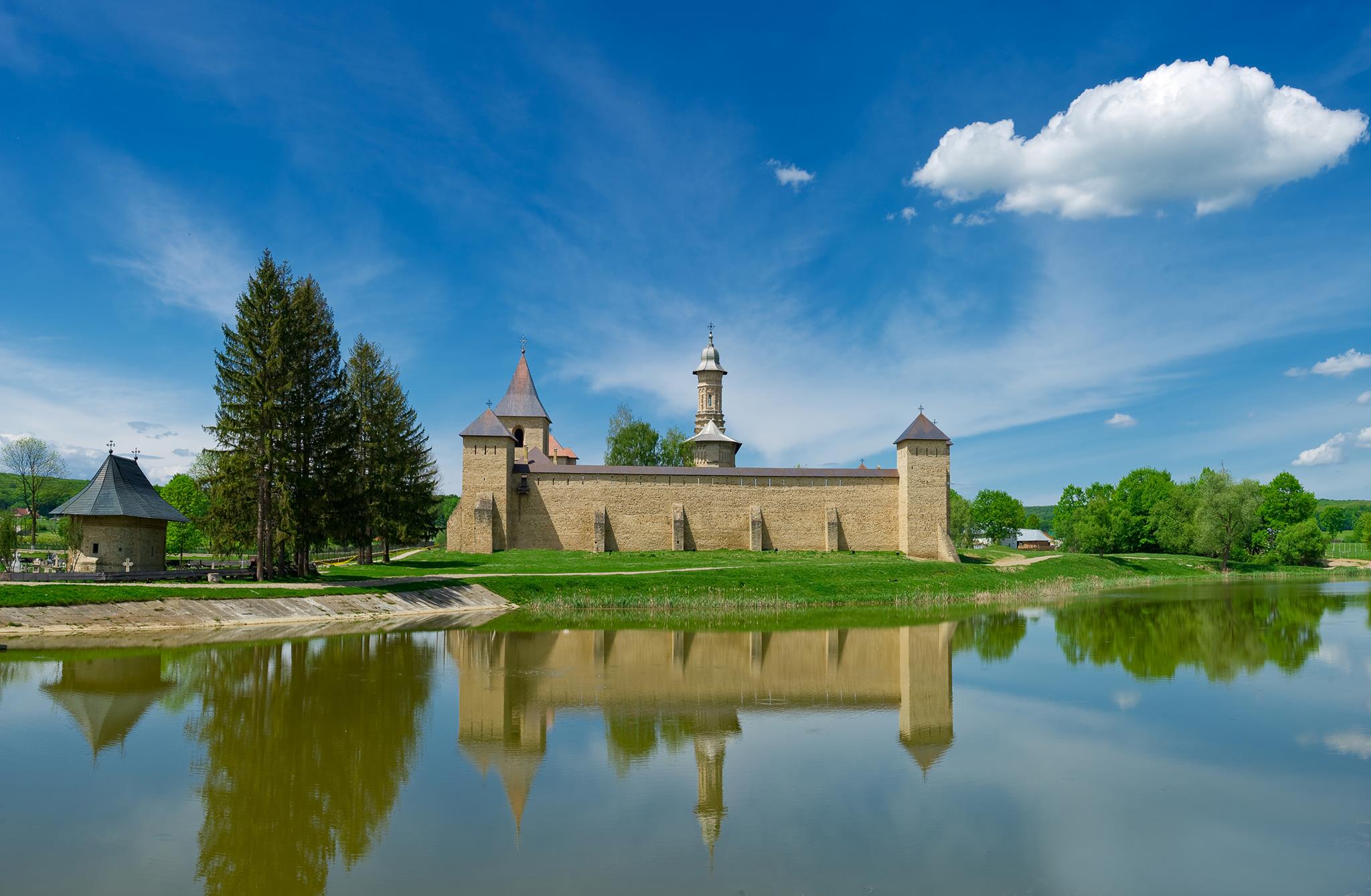 Ce legătură este între Adrian Porumboiu și mănăstirea Dragomirna
