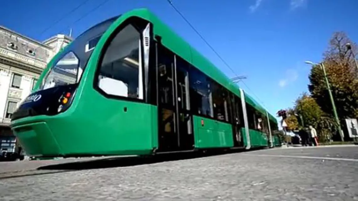 INCREDIBIL. Noile tramvaie nu pot circula în București pentru că sunt prea… mari
