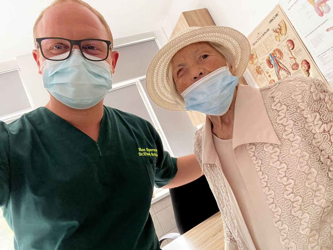 O femeie de 102 ani operată de cancer renal la Cluj