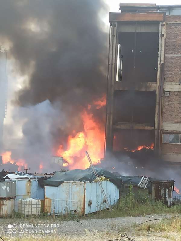Prahova: Incendiul izbucnit la incineratorul de deşeuri periculoase din comuna Brazi a fost stins după 15 ore