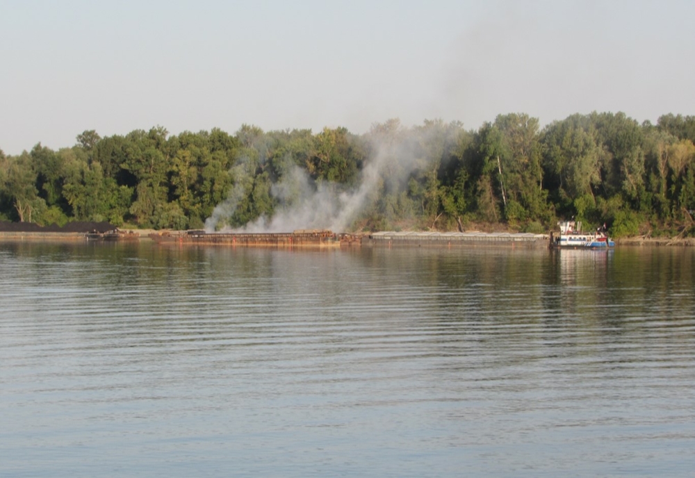 Probleme pe Dunăre, la Giurgiu: două barje cu cărbune ard mocnit de două zile