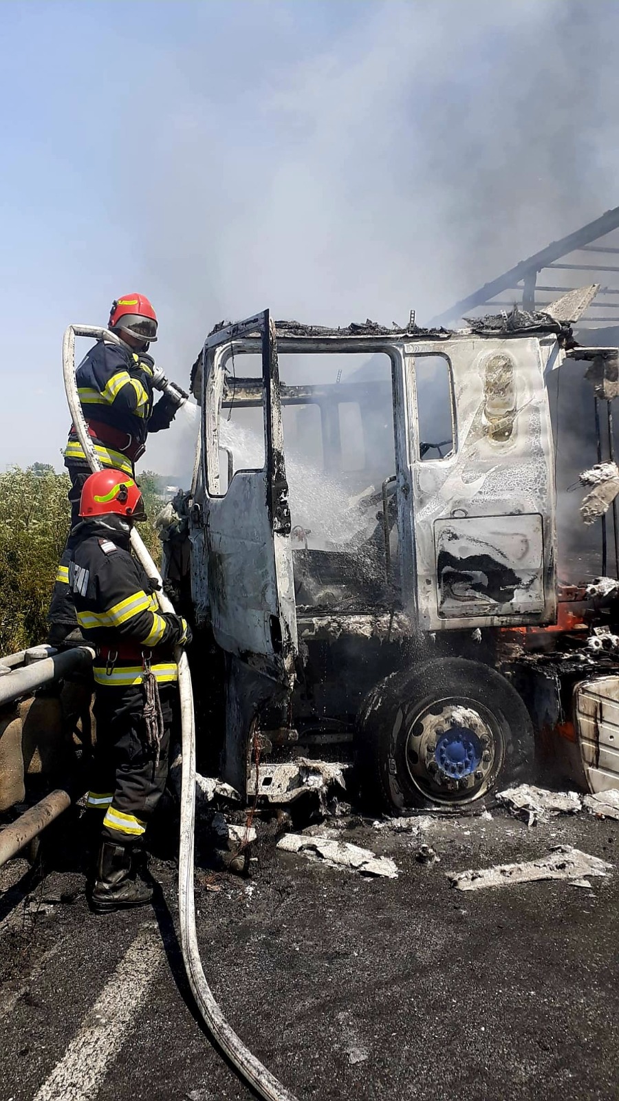 Incendiu violent pe un drum național din Giurgiu. Un autotren s-a făcut scrum