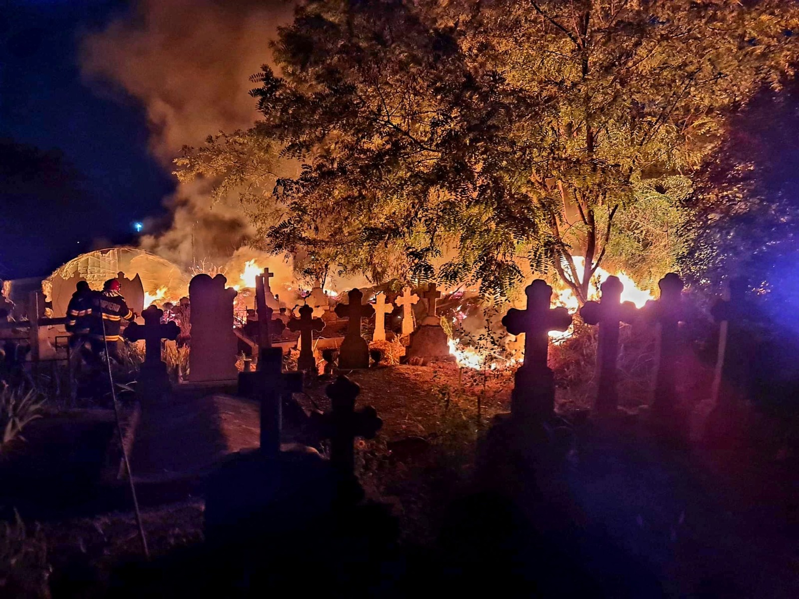 Incendiu într-un cimitir din Giurgiu
