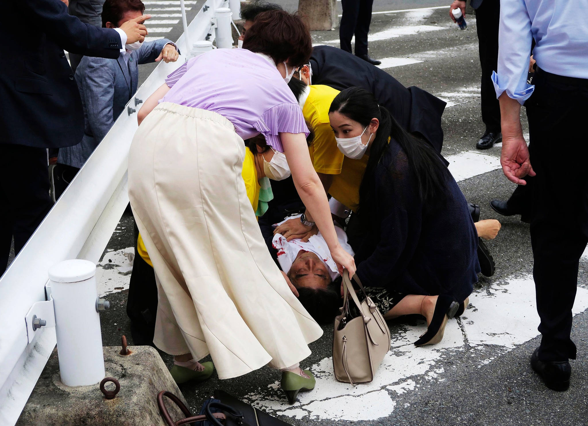 Fostul premier al Japoniei a fost împușcat (video)