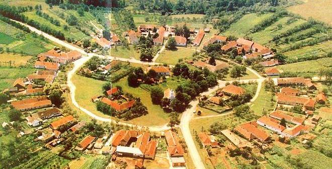 Satul rotund din România așteaptă vizitatori