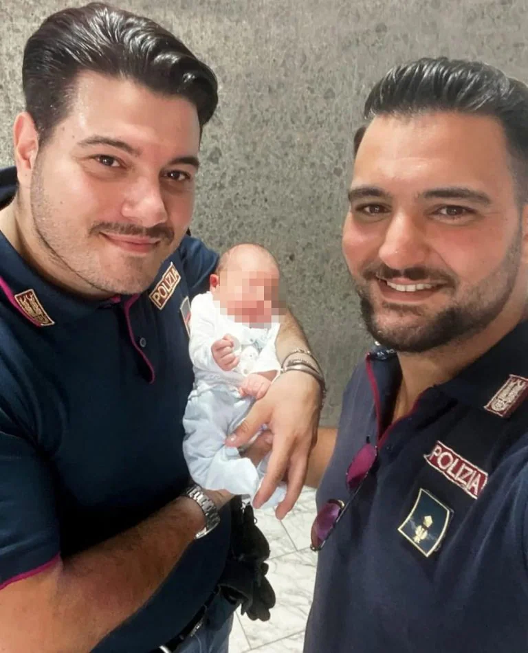 O femeie și-a numit copilul după polițistul care a ajutat-o cu nașterea
