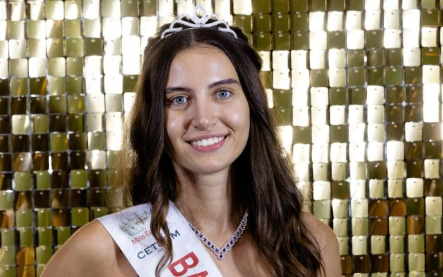 Concurentă la Miss Anglia fără machiaj