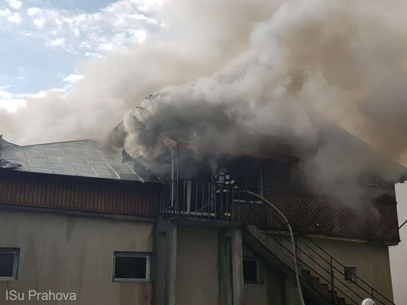 Prahova: Angajaţii fabricii de prelucrare a laptelui cuprinsă de incendiu s-au autoevacuat