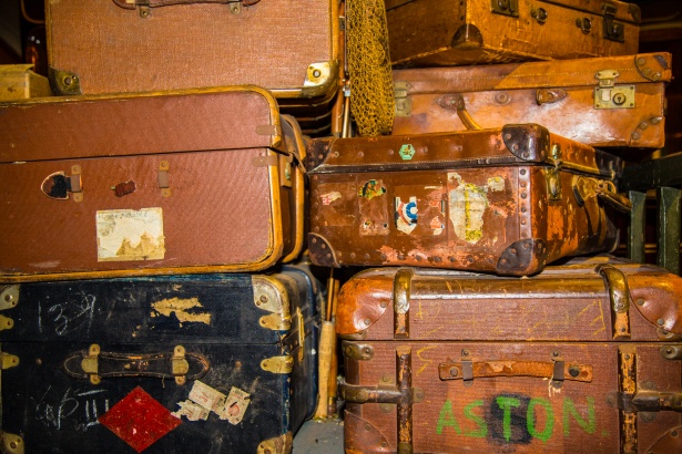 Au cumpărat două valize vechi și au găsit înăuntru rămășițele a doi copii!