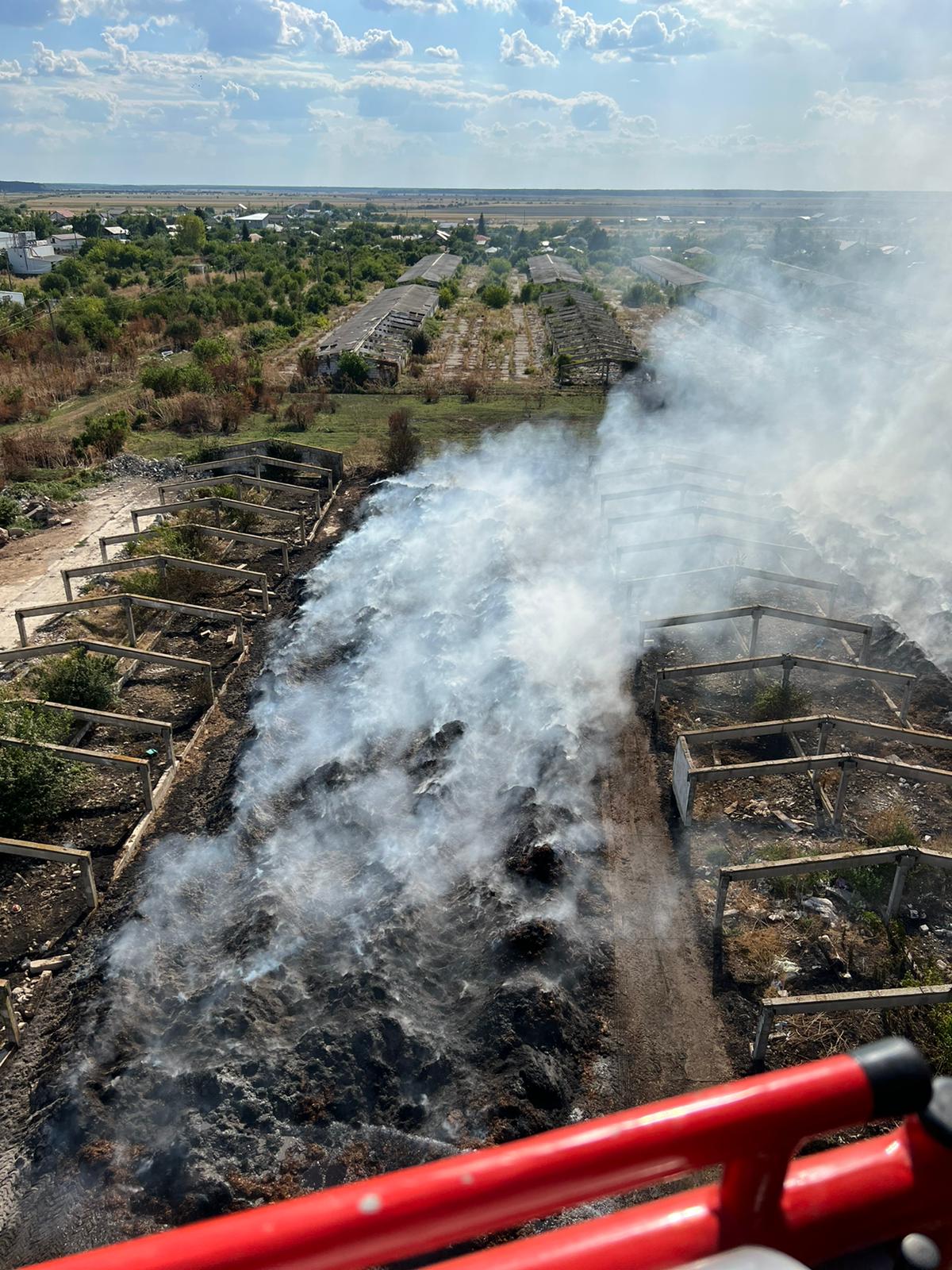 De mai bine de trei zile, pompierii din Giurgiu încearcă să stingă un incendiu. Ard 250 de tone de gunoi de grajd