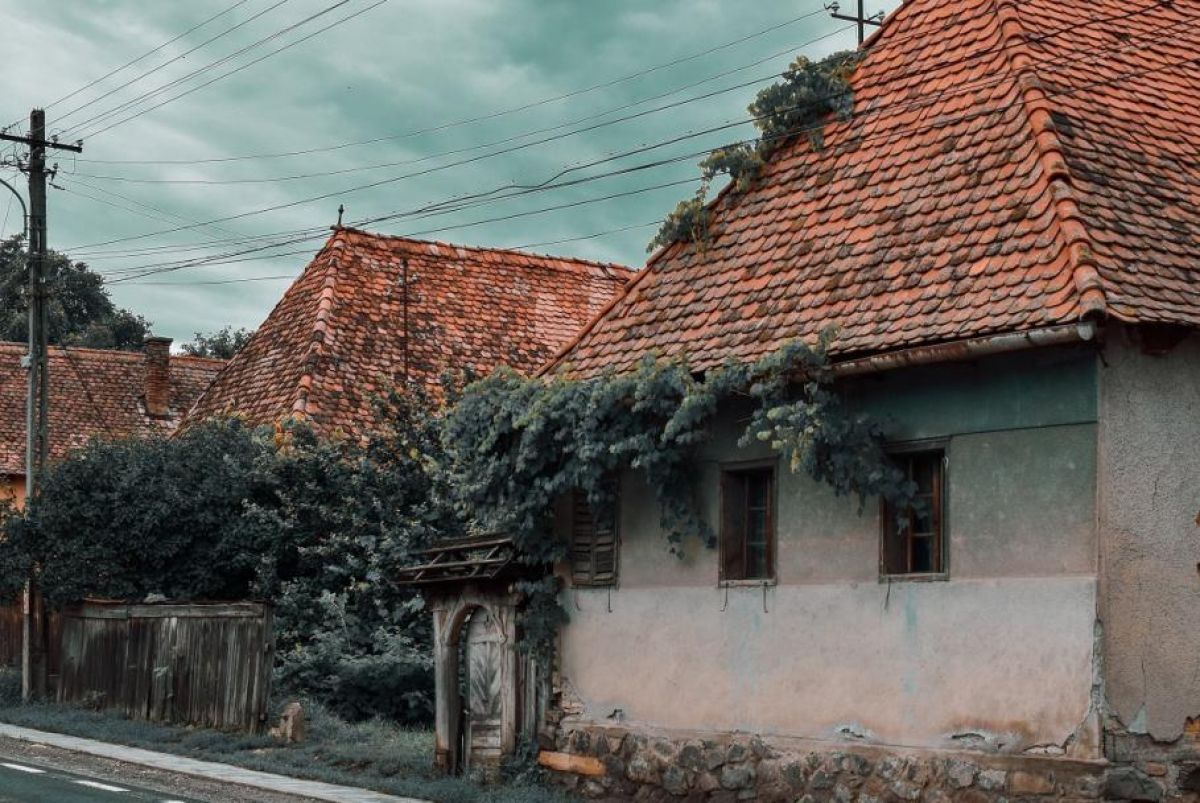 Primarul din România care cumpără case nelocuite. Ce face cu ele