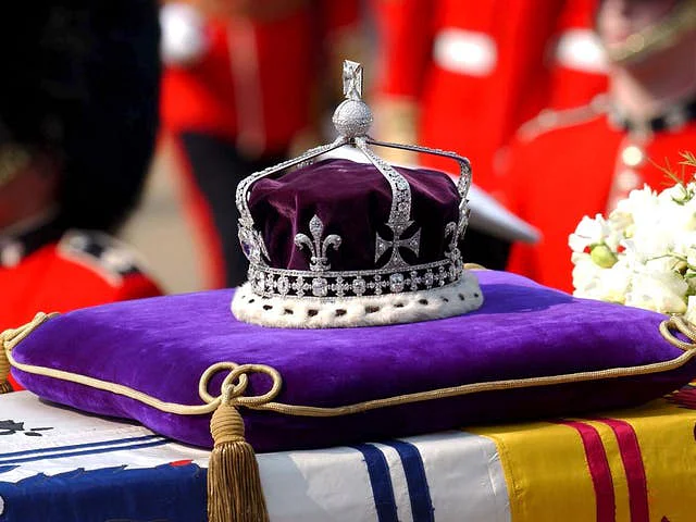 O va purta noua regină consoartă a Marii Britanii? Coroana blestemată (VIDEO)
