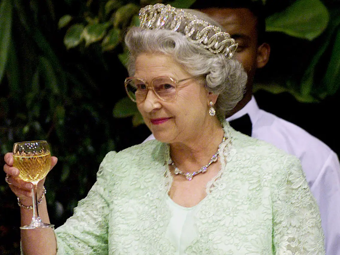 Este adevărat că Regina Elisabeta a II-a iubea vinurile românești? Nu știm precis, dar povestea merge mai departe…