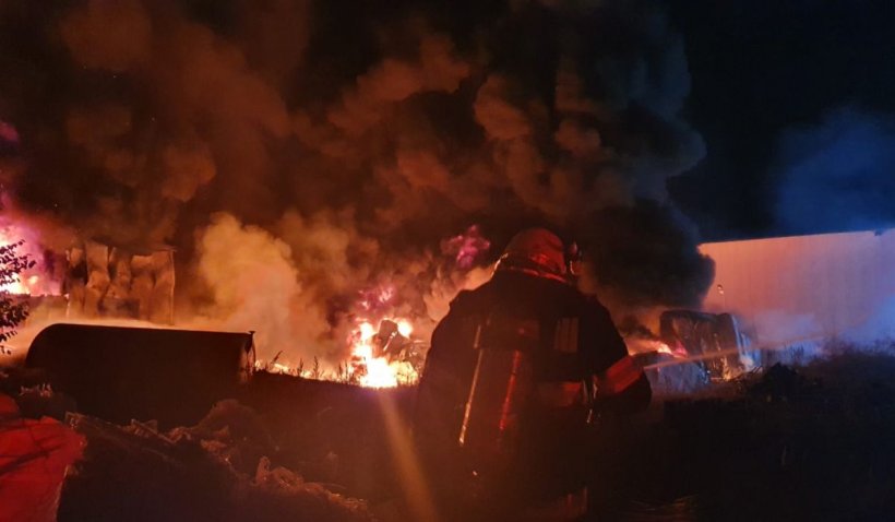Incendiu de proporții lângă București, 18 autospeciale de pompieri implicate
