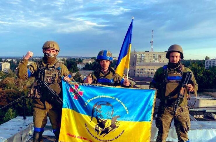 steag victorie soldați război Ucraina