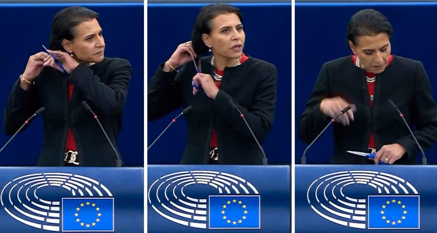 Solidaritate cu demonstrațiile din Iran: În timpul discursului în Parlamentul European, o eurodeputată suedeză și-a tăiat părul