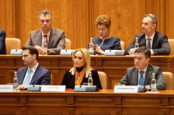Carmen Moraru, pupila Elenei Udrea, s-a jucat pe telefon cât timp au vorbit Ciucă și Ciolacu în Parlament