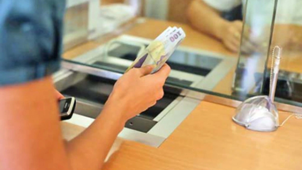 Casieriță bancară lăsată în libertate după ce a furat 500.000 euro din conturile clienților