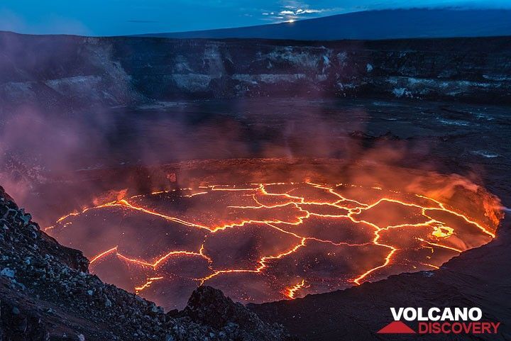 Mauna Loa, cel mai mare vulcan activ din lume, a început să erupă