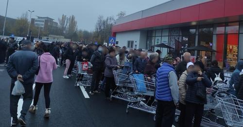 Românii s-au călcat în picioare la supermarket să prindă ulei și zahăr la promoție