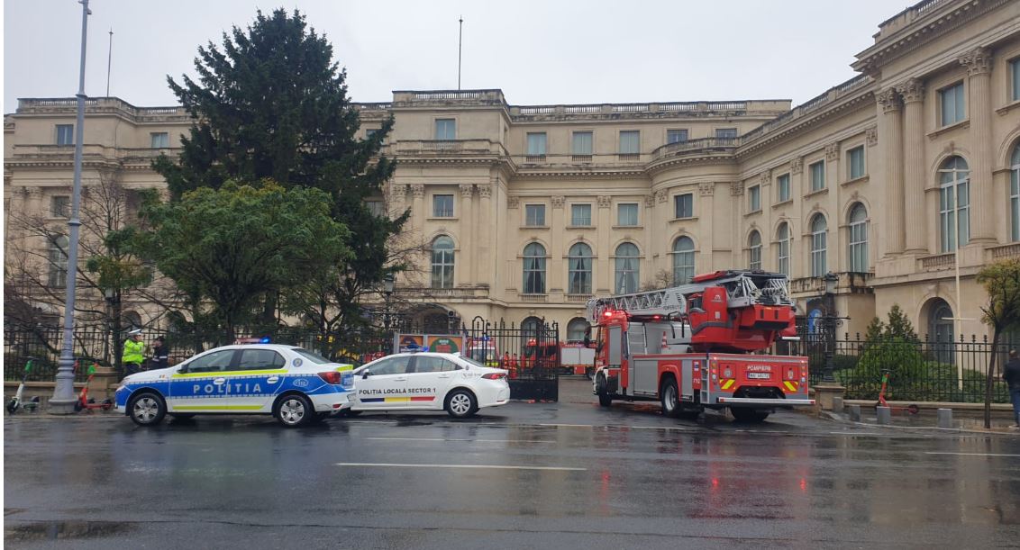 Arde Palatul Regal din București. Incendiul a pornit de la un corp de iluminat