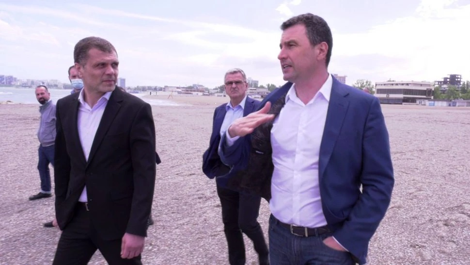 Ministrul Barna Tanczos, pas cu pas apăsat pe …plajă pentru distrugerea turismului de pe Litoral