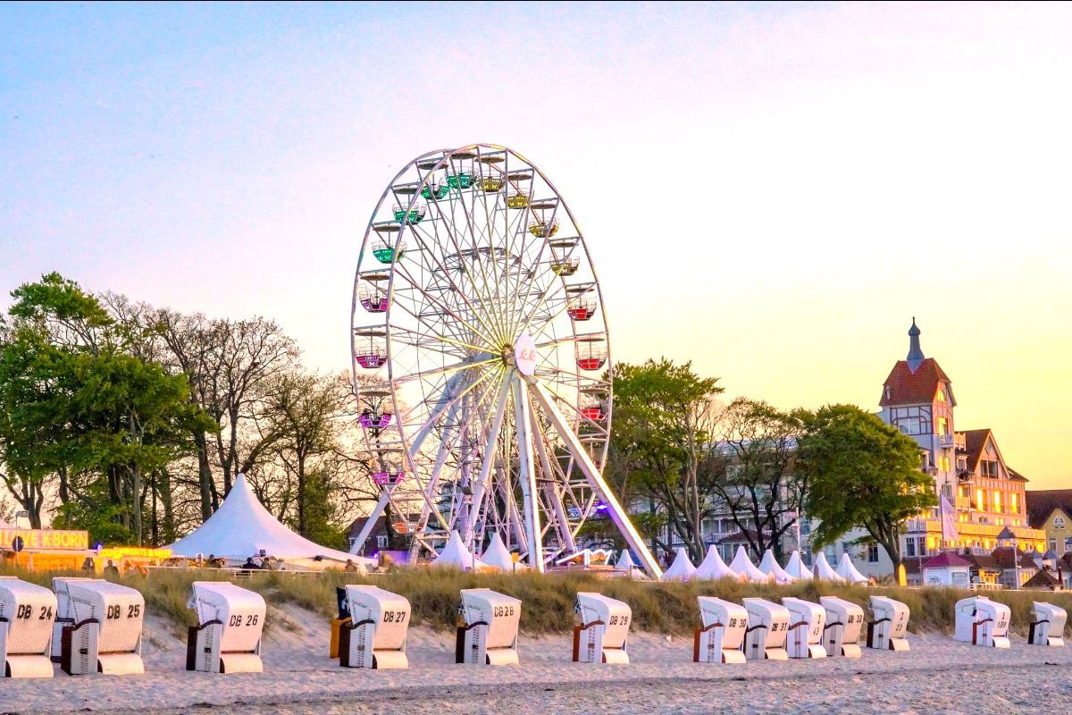 Roata luminoasa din parcul Drumul Taberei