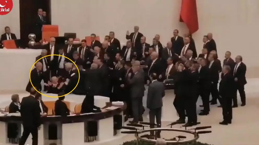 Bătaie în Parlamentul Turciei, un politician s-a lovit la cap și a ajuns la terapie intensivă