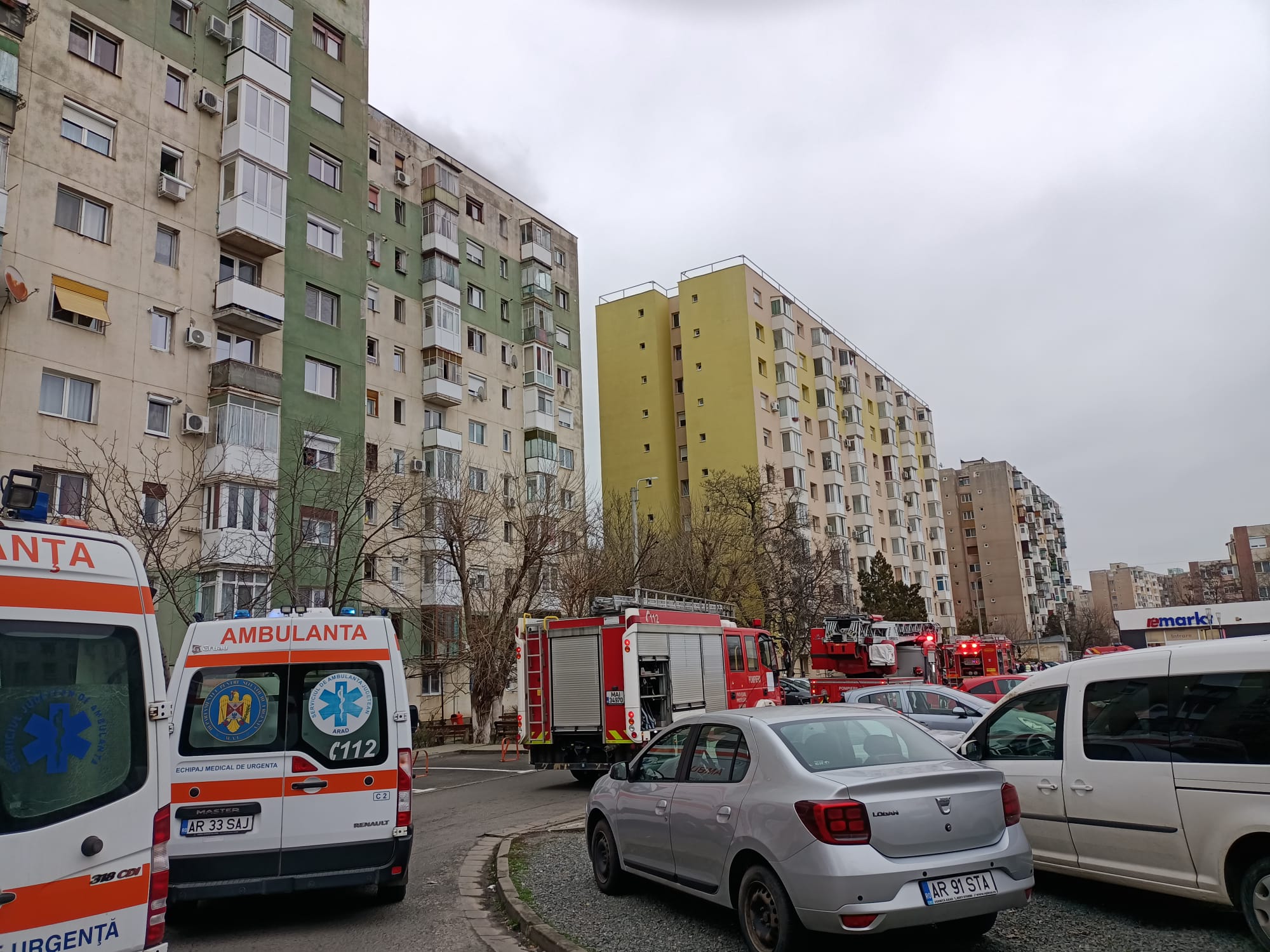 Incendiu puternic într-un bloc din Arad. Patru persoane, între care și doi copii, au ajuns la spital