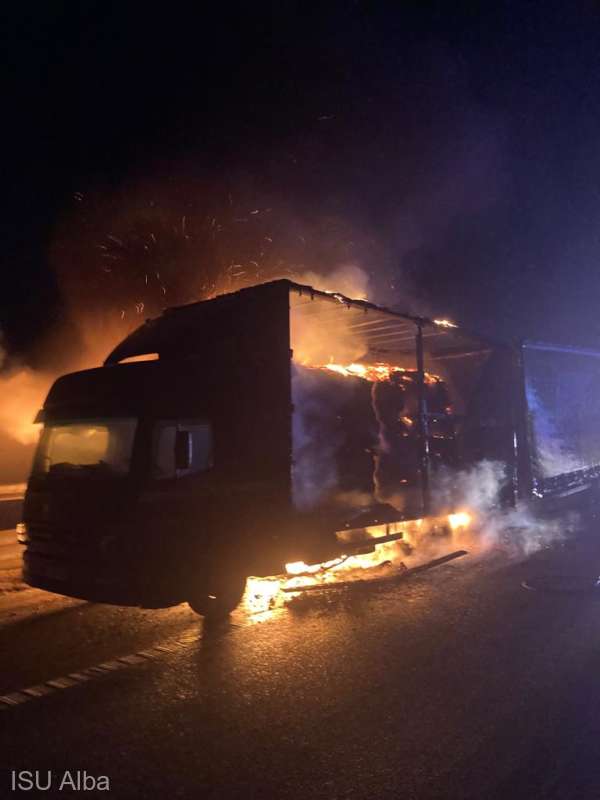 Camion cu deșeuri, în flăcări, pe Autostrada A10, din județul Alba