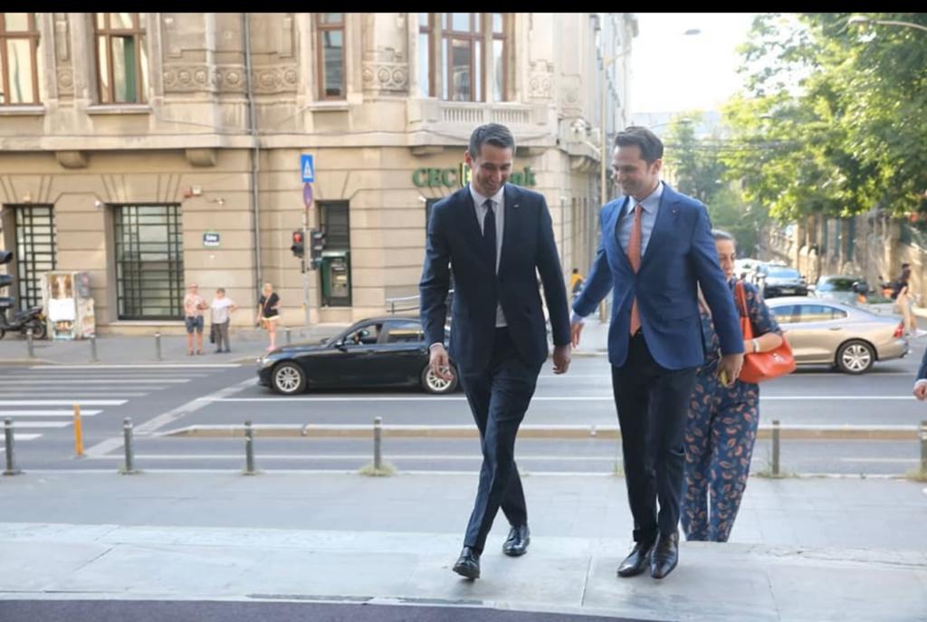 Tandrețe mare între Sebastian Burduja și Valentin Ștefan, directorul ...