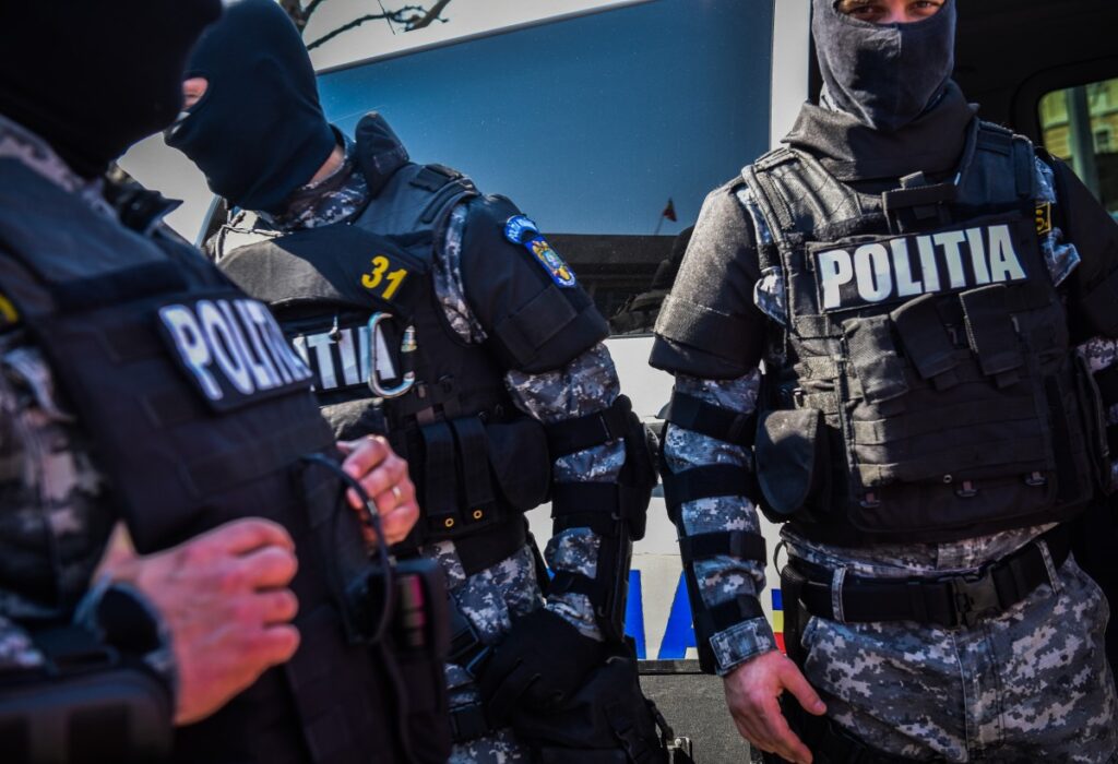 Percheziții ale Parchetului General într-un dosar privind deținerea ilegală de arme militare