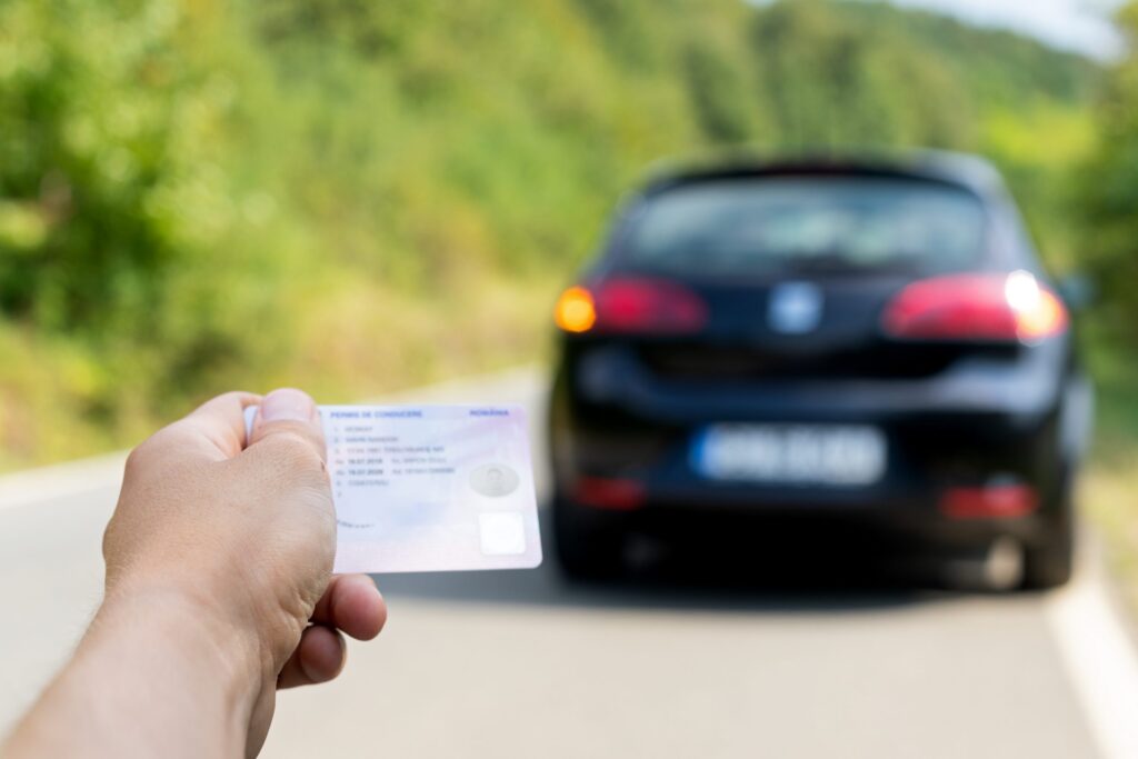 „Regula fermoarului”, oficial în Codul Rutier 2025. Ce trebuie să știe șoferii și ce amenzi riscă