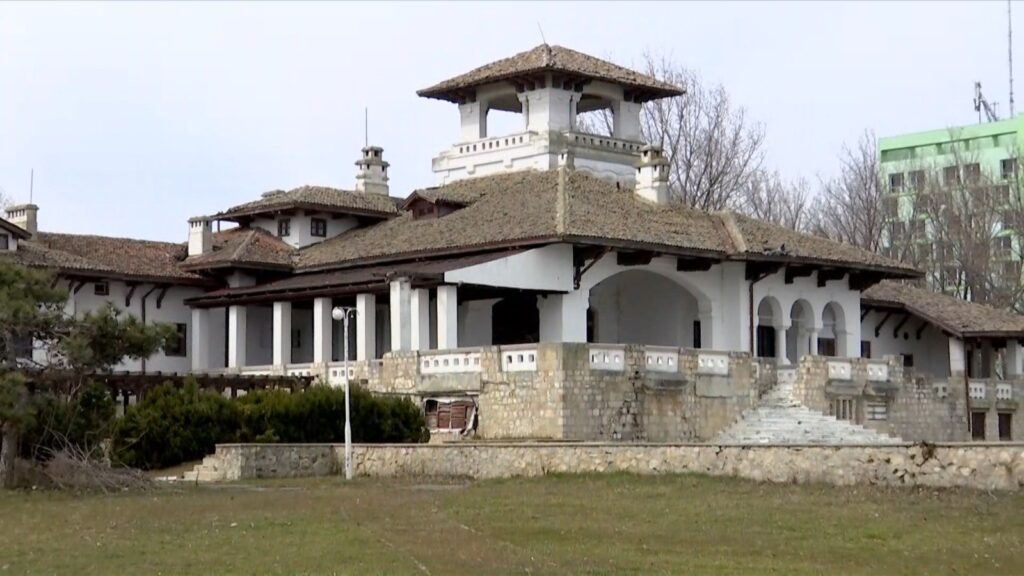 Cine mai poate salva Palatul Reginei Maria de la Mamaia? Monumentul zace în ruină de ani de zile