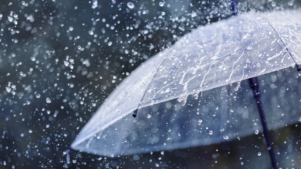 Ploile cuprind toată țara. Meteorologii au emis coduri galbene de instabilitate atmosferică și intensificări ale vântului