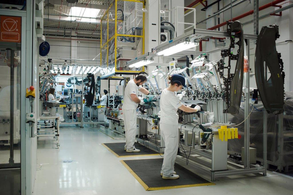 Un gigant al industriei auto își închide unul dintre centrele din România