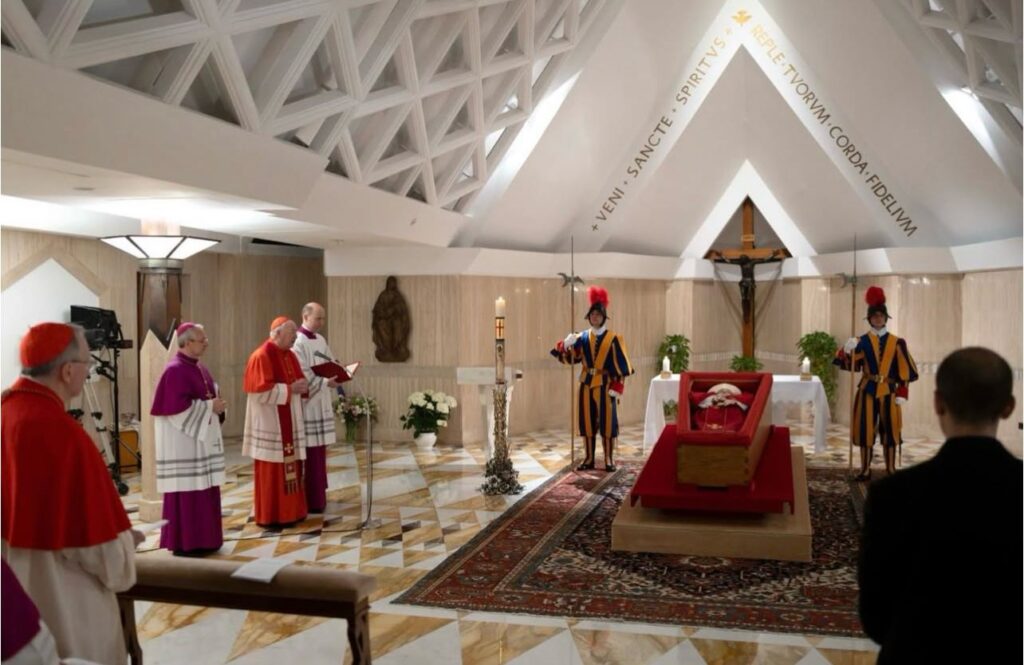 primele-imagini-cu-papa-francisc-n-sicriu-au-fost-f-cute-publice